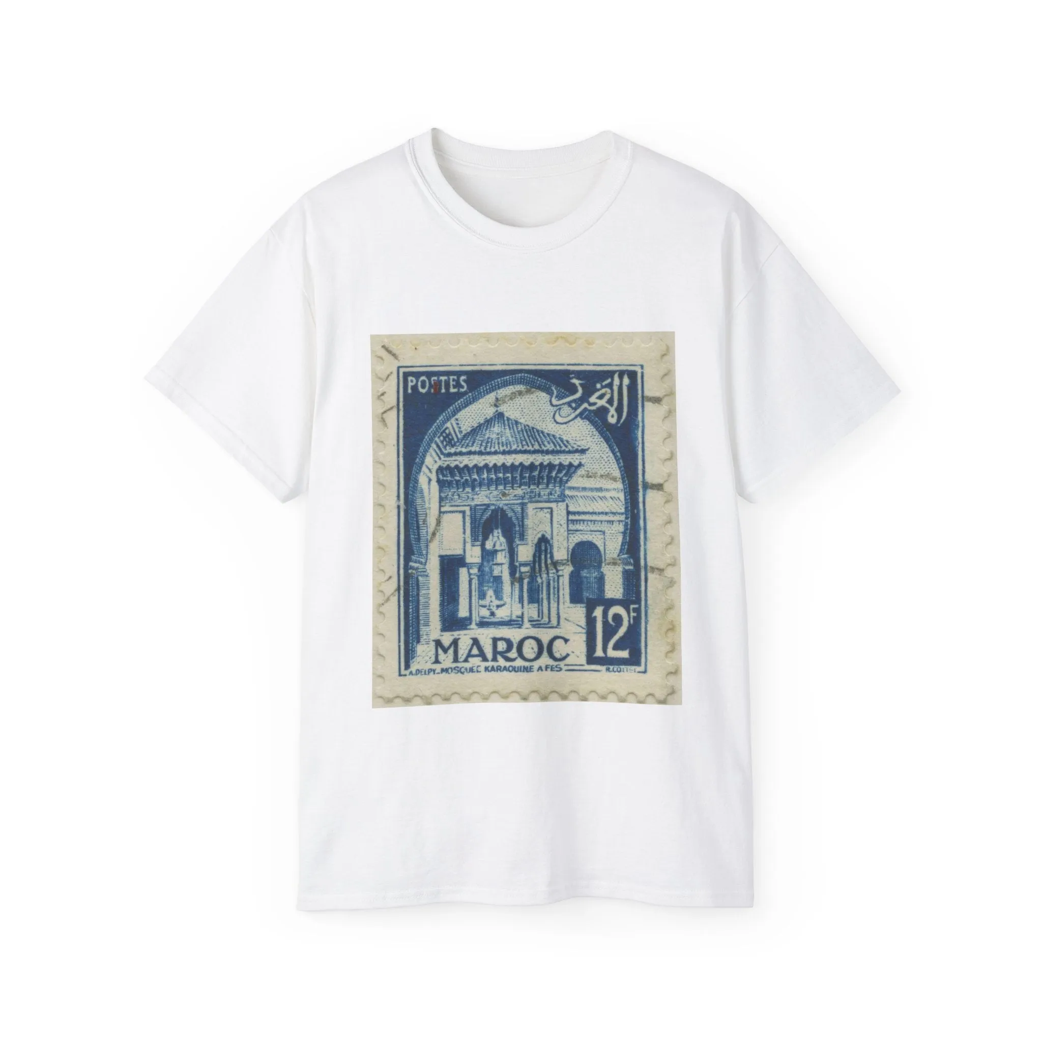 Frimärke ur Gösta Bodmans filatelistiska motivsamling, påbörjad 1950.Frimärke från Franska Marocko, 1951. Motiv av moskéen Karaouin. White T-Shirt Gildan 2000 Cotton Unisex