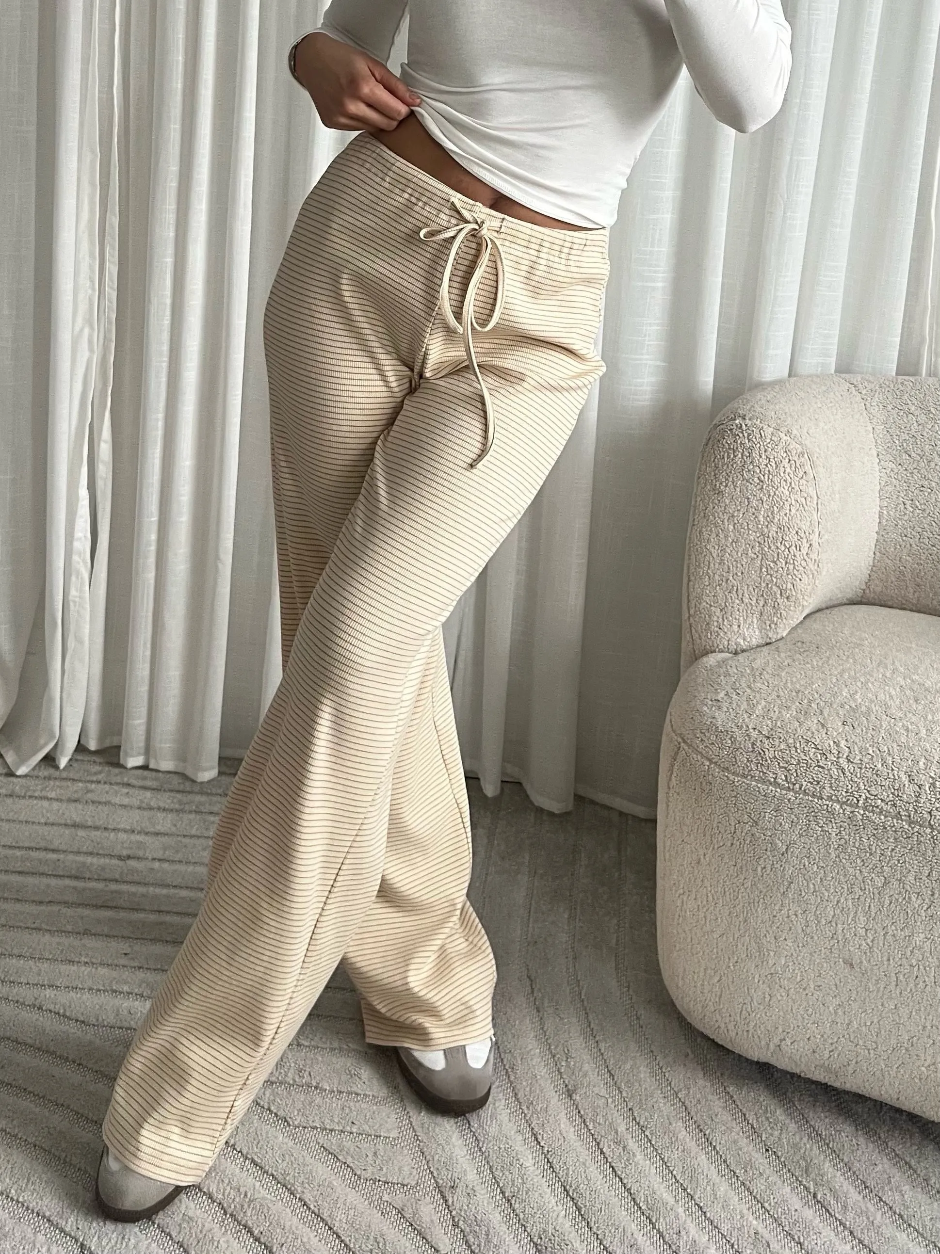 Soft striped pants • Beige